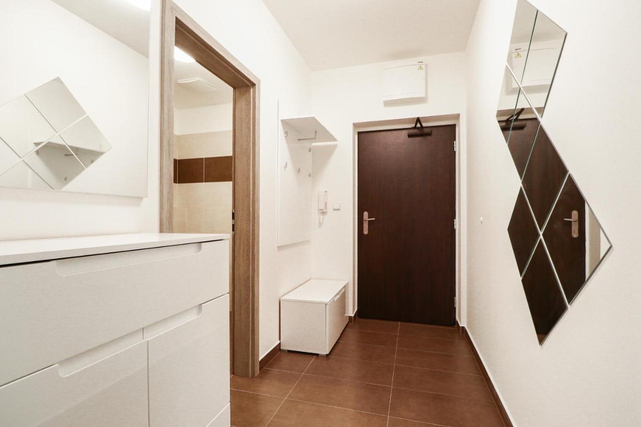 Apartments / 10 Min From Center / O2 Arena Prague Luaran gambar